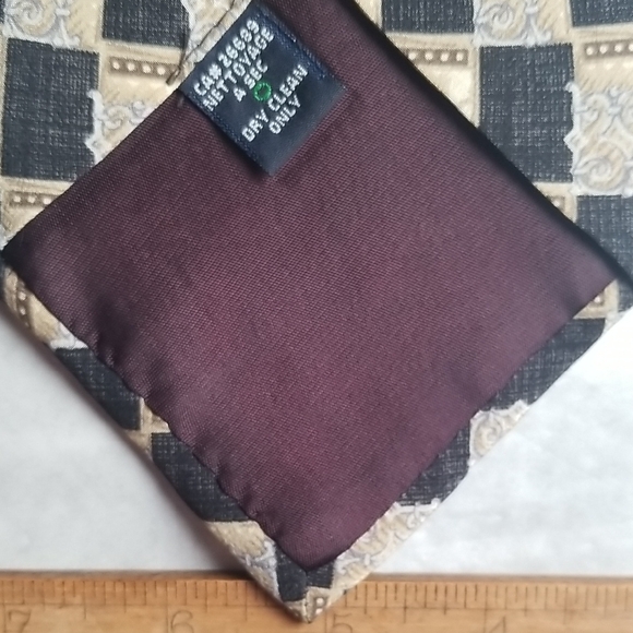 Elegant Black and Cream Men's Tie - Picture 6 of 6